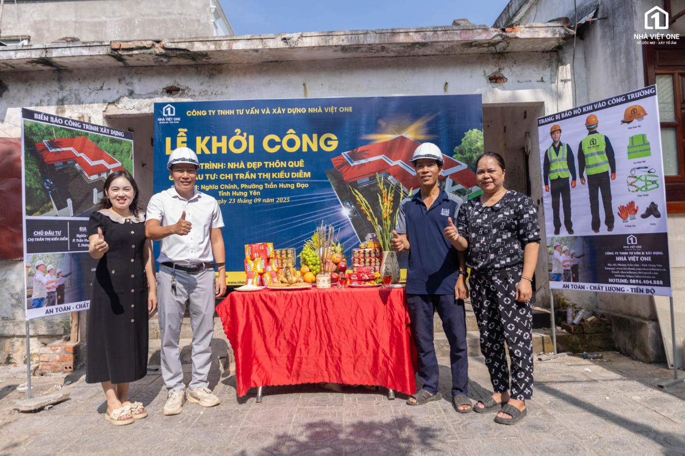 Gia đình chị Kiều Diễm cùng đại diện Nhà Việt One thực hiện nghi thức lễ khởi công xây dựng nhà thôn quê